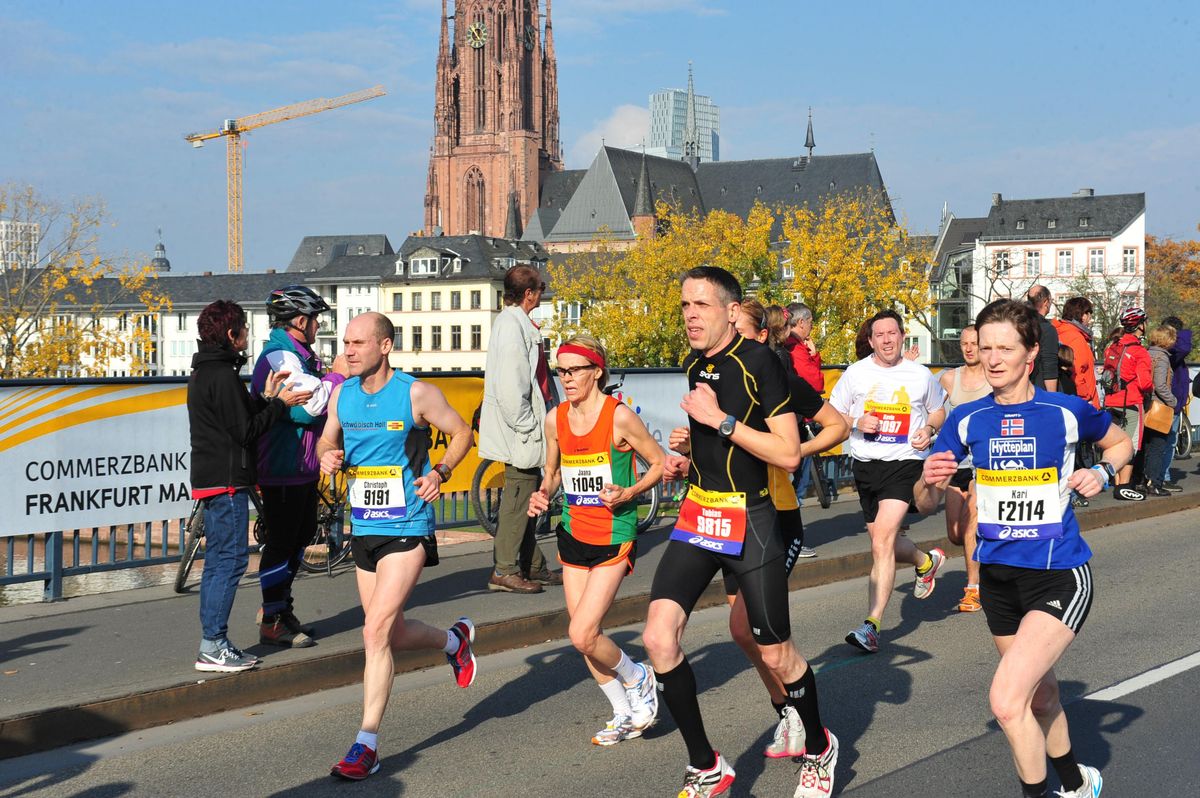 Running past Frankfurt Cathedral on the Alte Br&uuml;cke