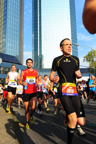 Running past Deutsche Bank towers