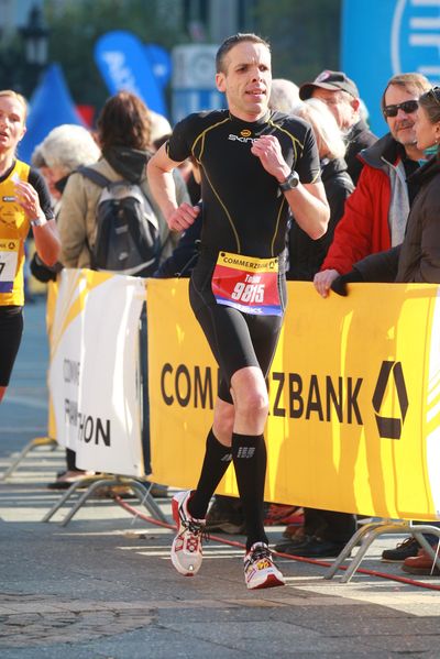 Running along the Commerzbank barriers